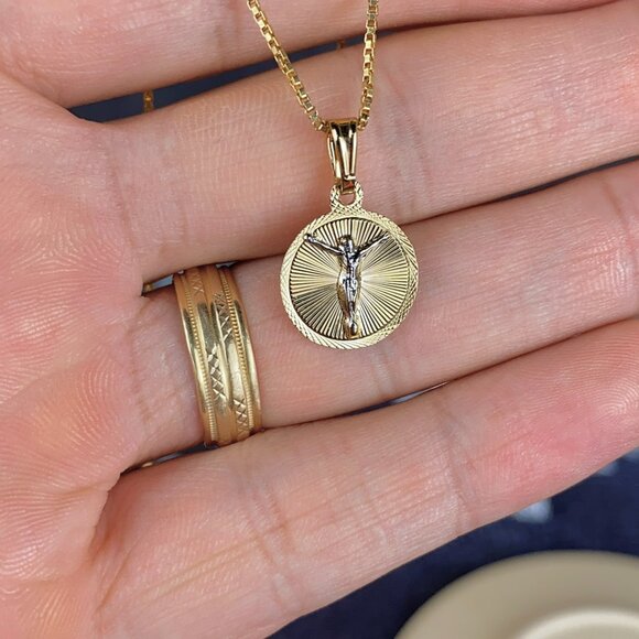 14k Gold Filled Round Jesus Christ Necklace for Womens Birthday Gifts Box 18" - Picture 8 of 8